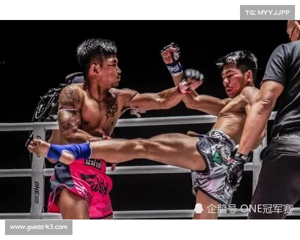 卡特罗尔十一回合KO埃苏曼,争议性重拳致对手翻出拳台 卡特罗尔十一回合KO埃苏曼,争议性重拳致对手翻出拳台